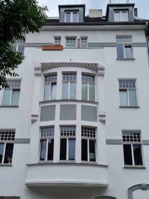 Sanierte Altbau 2-Zimmer-Wohnung mit 3,70 m Deckenhöhe in ruhiger Lage in angesagtem Viertel