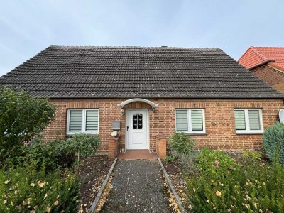 Einfamilienhaus mit angrenzenden Nebengebäuden auf einem großzügigen Grundstück in Lüblow