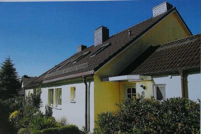 Gepflegte Doppelhaushälfte mit Garten und Garage in ruhiger Lage