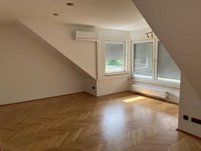 Erstklassige Dachgeschoss Wohnung mit Klimaanlage