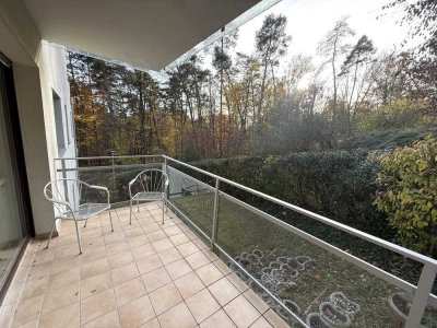 Komplett renovierte 2 Zimmer-Wohnung mit großem Balkon in absolut ruhiger Lage