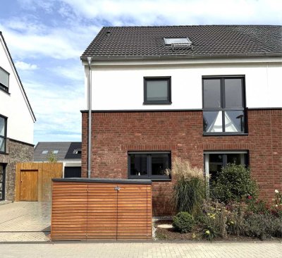 Moderne Doppelhaushälfte, 6 Zimmer,  Einbauküche, Einzelgarage, Fernwärme, Bezugsfrei nach Absprache