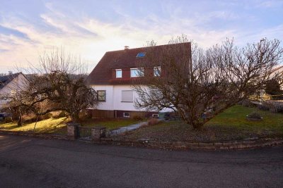 "Platz für die ganze Familie: Freistehendes Zweifamilienhaus mit Garten & Traumaussicht