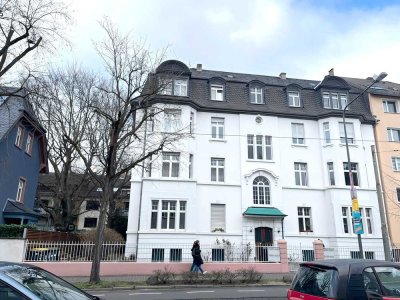 Von Privat: Großzügige 3-Zimmer-Altbauwohnung am Dornbusch (Nähe HR) zu verkaufen