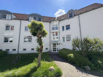 Gepflegte Dachgeschosswohnung in ruhiger grüner Lage – beständige Kapitalanlage mit Stellplatz