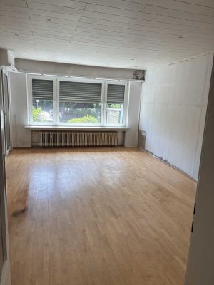 Gepflegte 4-Raum-EG-Wohnung mit Balkon und EBK in Kerpen