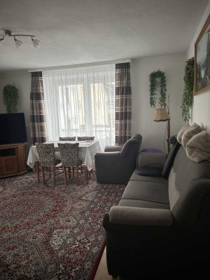 Schön geschnittene 3ZKB-Altbauwohnung mit Balkon im 1. OG in Stadtzentrumnähe