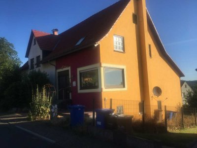 großzügiges Haus mit einer Terrasse zum Garten