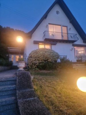 Exzellentes Einfamilienhaus mit sehr viel Grundstück und sehr schöner Aussicht