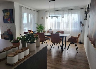 Geschmackvolle, neuwertige 3,5-Zimmer-Wohnung mit geh. Innenausstattung mit Balkon und EBK