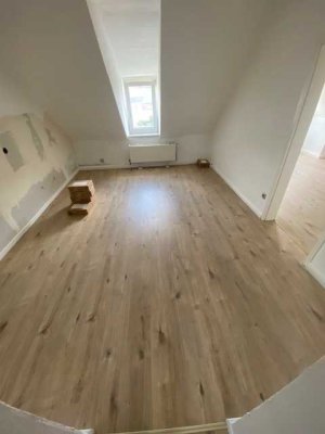 2 Zimmer, Wohnküche, Bad (DG) in Essen-Frintrop