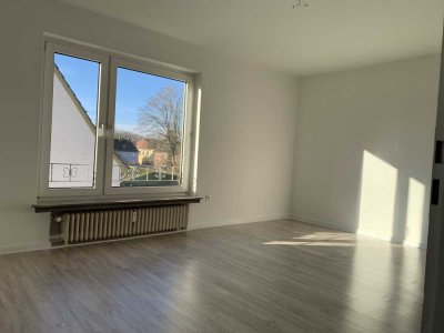 Schöne und renovierte 2-Zi Wohnung mit Einbauküche in einer zentralen und ruhigen Lage