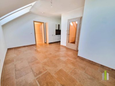 Neuwertige 2-Zimmer-Dachgeschosswohnung mit Balkon und Fernblick