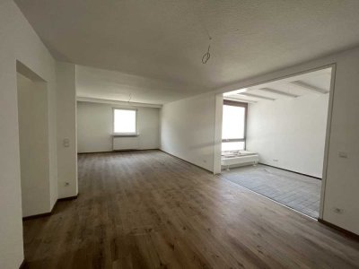 Renovierte 3-Zimmer Wohnung /  106 m² / Stellplatz im Hof
