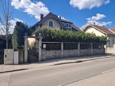 SANIERUNGSBEDÜRFTIGES, CHARAKTERSTARKES EINFAMILIENHAUS IN GUTER WOHNLAGE UND BAHNHOFSNÄHE