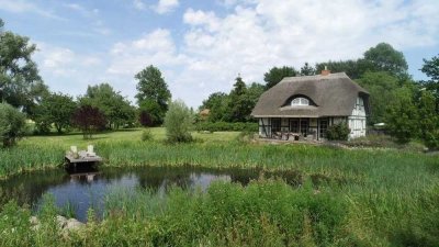 RÜGEN:  Reet gedecktes Haus mit Teich auf großem Grundstück zu verkaufen