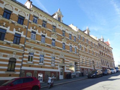 Stadtparknähe... 2 Zimmer Dachgeschoss Wohnung mit Einbauküche und Balkon