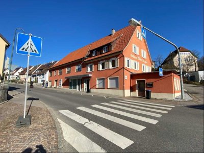 Attraktives WGH mit 2 Wohnungen, Laden u. Gastro in werbewirksamer Lage, komplett frei!