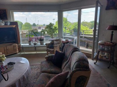 Ratingen zentrale Lage: Helle 2 Zimmer ETW mit großem Balkon