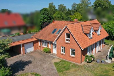 Rullstorf: Gepflegtes Architektenhaus Baujahr 2001 mit Garage und Carport in ruhigem Wohngebiet