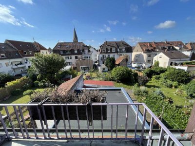 ❤️-lich Willkommen: Charmanter Altbau mit Rundbogen-Wohnzimmer, Parkett & Grünfläche