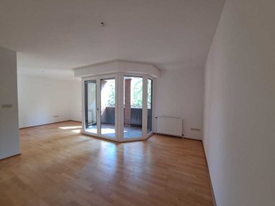 Ruhige gepflegte 4-Raum-Wohnung mit geh. Innenausstattung mit Loggia und EBK.
