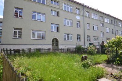 Blick ins Grüne - 2- Zi- Altbauwohnung mit Loggia und Garten*