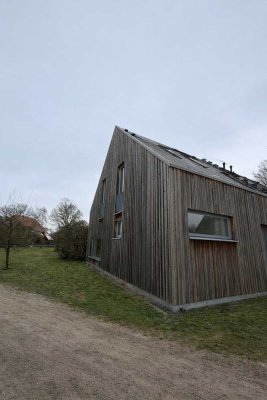 Großzügige Architekten-Doppelhaushälfte in moderner Holzbauweise mit ca. 125 m² Wohnfläche und Garag