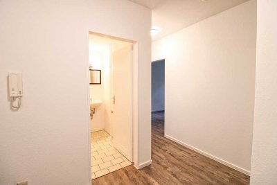 3 Zimmer, EBK, Bad, Gäste-WC u. großer Balkon. Frisch renoviert; Obj. 0014