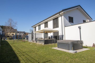 Stilvolle Doppelhaushälfte mit Whirlpool in ruhiger Lage!