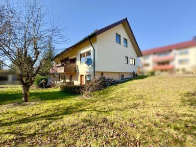 Großzügiges Familienhaus mit Einliegerwohnung, Doppelgarage und weitläufigem Gartenparadies