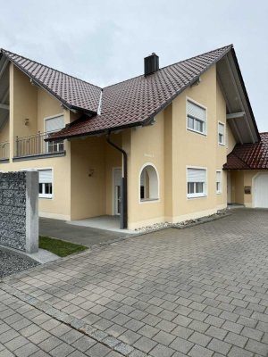 Große Doppelhaushälfte in ruhiger Lage mit großer Garage in TOP-Zustand zu vermieten.