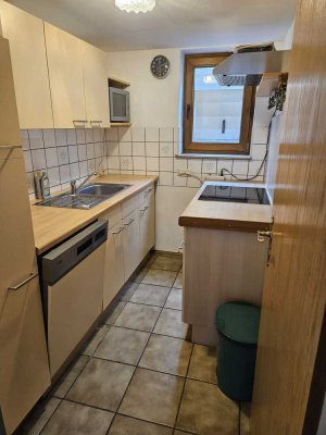 Attraktive und neuwertige 2-Zimmer-Souterrain-Wohnung mit geh. Innenausstattung mit EBK