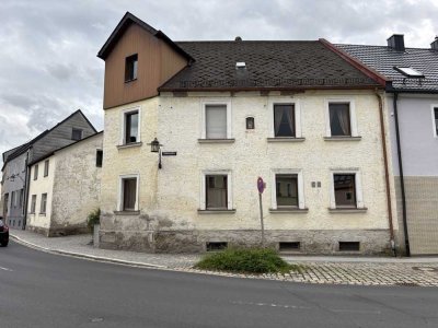 Sanierungsobjekt mit viel Platz und Nebengebäude in Mitterteich zu verkaufen