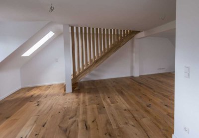 Von privat: Kernsanierte DG-Galerie-Wohnung in Top Lage !