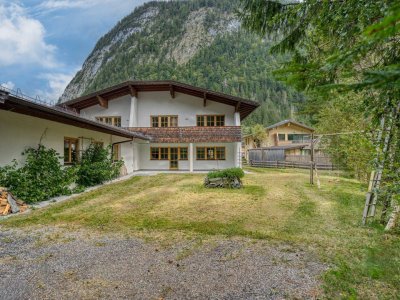 Liegenschaft mit 2 Wohnungen und Bürofläche am Seefelder Plateau