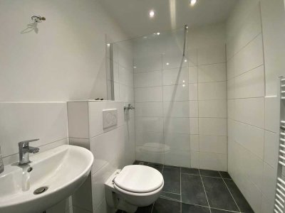 Schöne, frisch sanierte 2 Zimmer wohnung mit großem Balkon in Stolberg. 1.OG