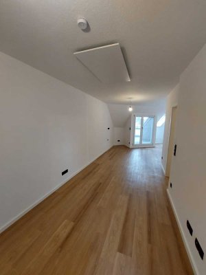 Außergewöhnliche, top sanierte 3 Zimmer Wohnung mit Dachterrasse!