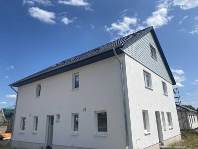 Attraktive 5-Zimmer-Doppelhaushälfte mit gehobener Innenausstattung und EBK in Lüdersdorf