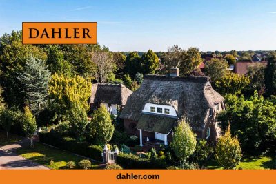 Reetdach-Romantik trifft zeitlose Eleganz – exklusives Anwesen mit großem Gartenparadies
