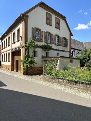 Rarität ! Beeindruckender 3-Seiten Hof mit Scheune, Stallungen und Garten