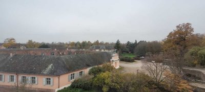 Sanierte 2-Zimmer-Dachgeschosswohnung mit Schlossblick