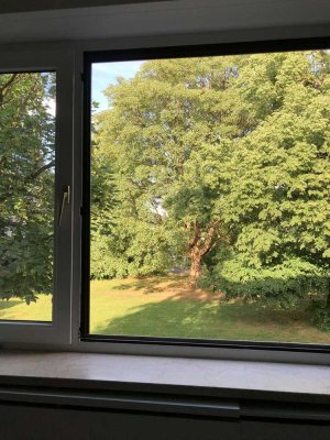 Helle 2-Zimmer-Wohnung, ruhige Lage in Moosach, Balkon mit Blick ins Grüne, möbliert übernehmbar