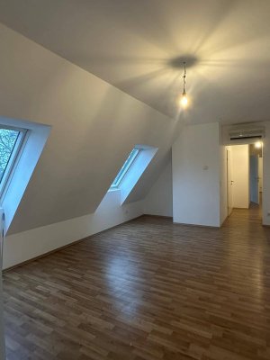 Dachgeschosswohnung mit Balkon und Terrasse