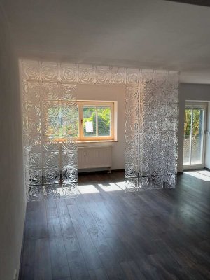Ansprechende und sanierte 2-Zimmer-Wohnung mit geh. Innenausstattung mit Balkon und EBK in Welden