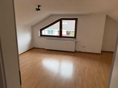 Erstbezug nach Sanierung mit EBK: Exklusive 2-Raum-DG-Wohnung mit geh. Innenausstattung in Neu-Ulm