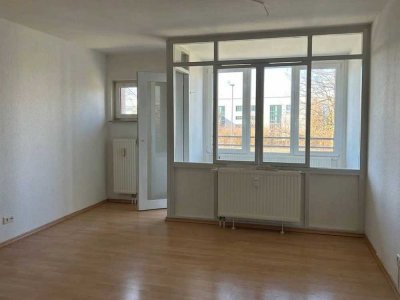 Schöne 2-Zimmer-Wohnung mit Wannenbad und Wintergarten