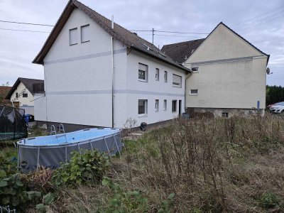 Gut gedämmte Dachgeschoßwognung, mit SAT TV,  WW über Heizung, modern,