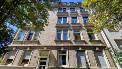 Geschmackvolle 3-Raum-DG-Wohnung mit luxuriöser Innenausstattung in Frankfurt am Main.