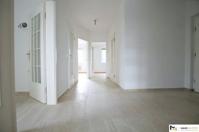 Neurenovierte 3 Zimmer Balkonwohnung mit Tiefgaragenplatz paar Minuten von Marktplatz entfernt